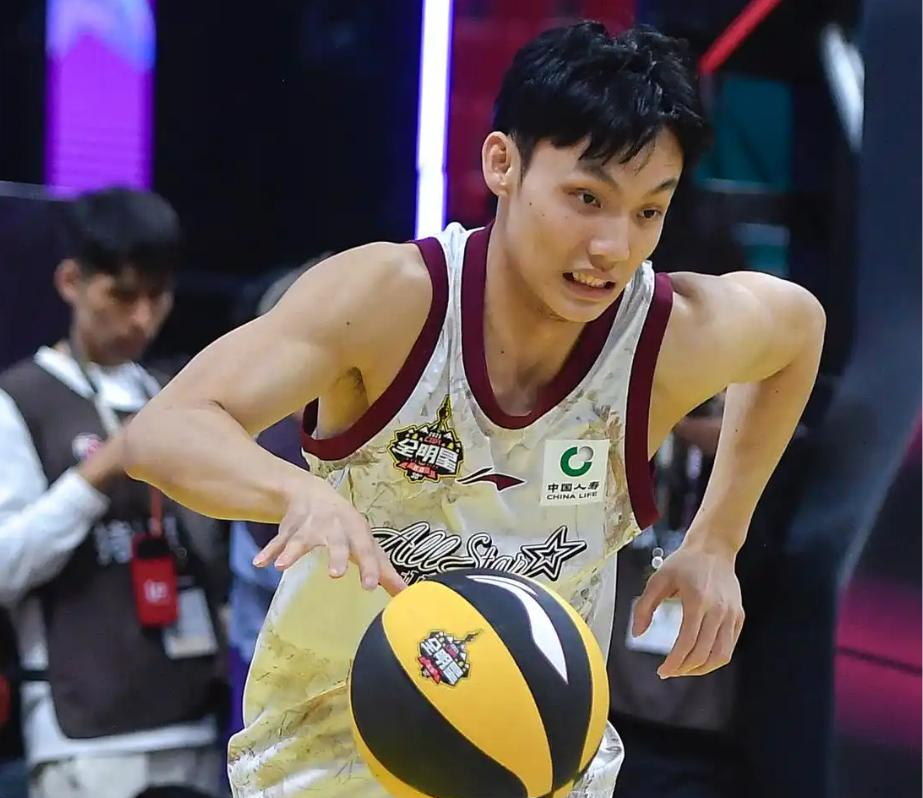 九游体育-清晨突围战来临，深圳男篮围绕欧冠伤情更新，话题不断，赛季目标并未改变(上海男篮发布伤情报告)